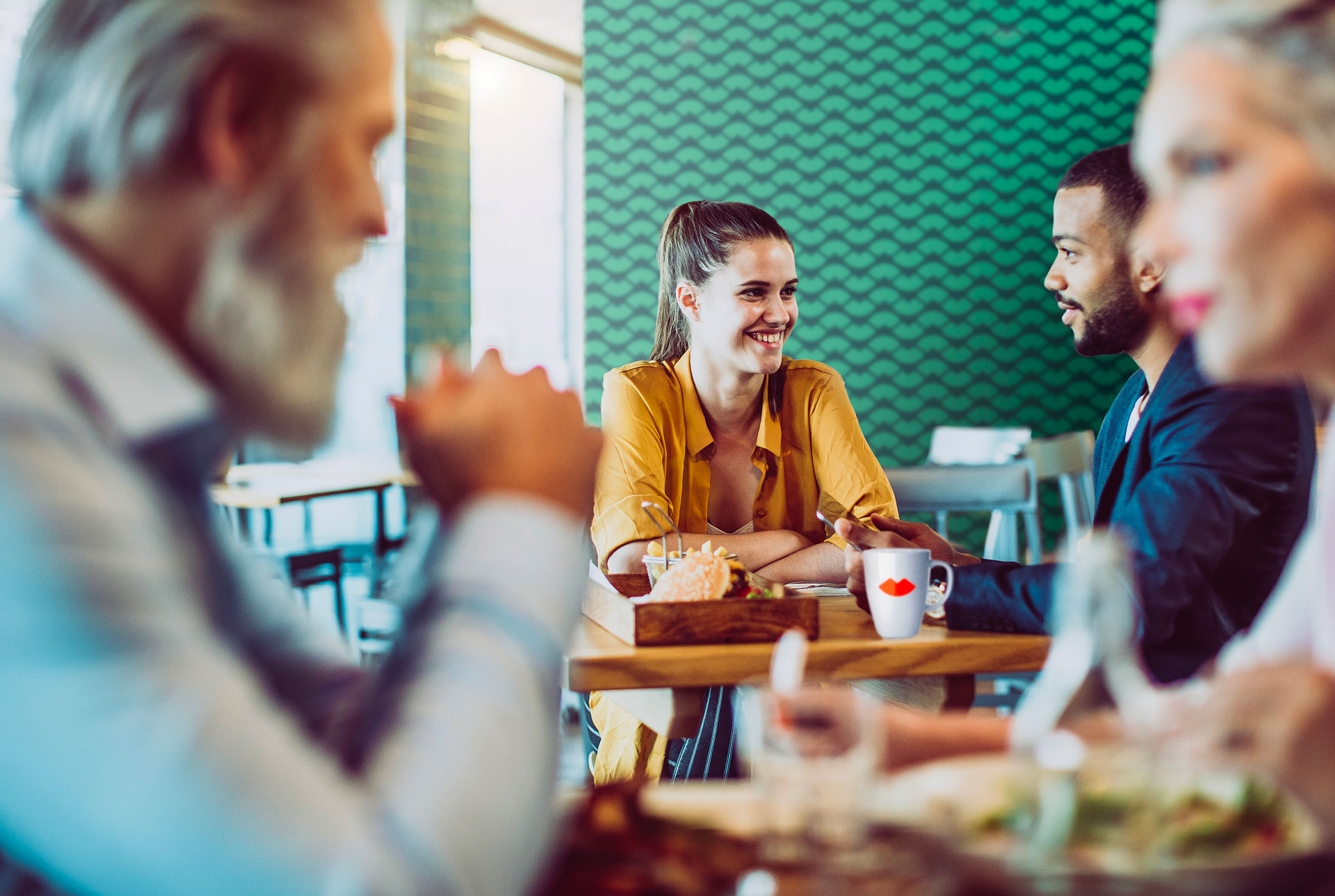 Collaborateurs dans la cafétéria